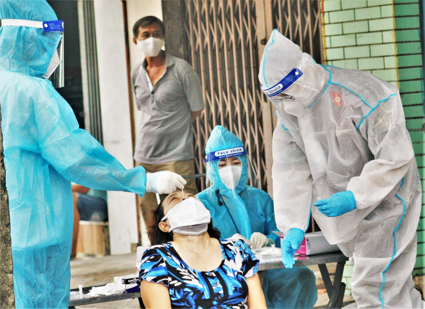 Các bác sĩ quân y khuyên người dân thực hiện giãn cách triệt để, không tụ tập ăn uống, trà cà phê trong ngõ, thực hiện đúng nguyên tắc "ai ở nhà đó". Các bác sĩ quân y khuyên người dân thực hiện giãn cách triệt để, không tụ tập ăn uống, trà cà phê trong ngõ, thực hiện đúng nguyên tắc "ai ở nhà đó".