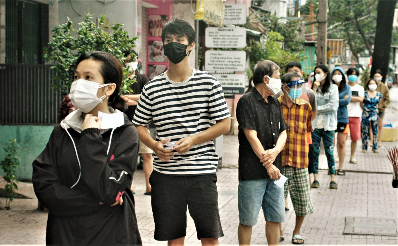 Người dân phấn khởi chờ quân y xét nghiệm sàng lọc và thăm khám bệnh. Người dân phấn khởi chờ quân y xét nghiệm sàng lọc và thăm khám bệnh.