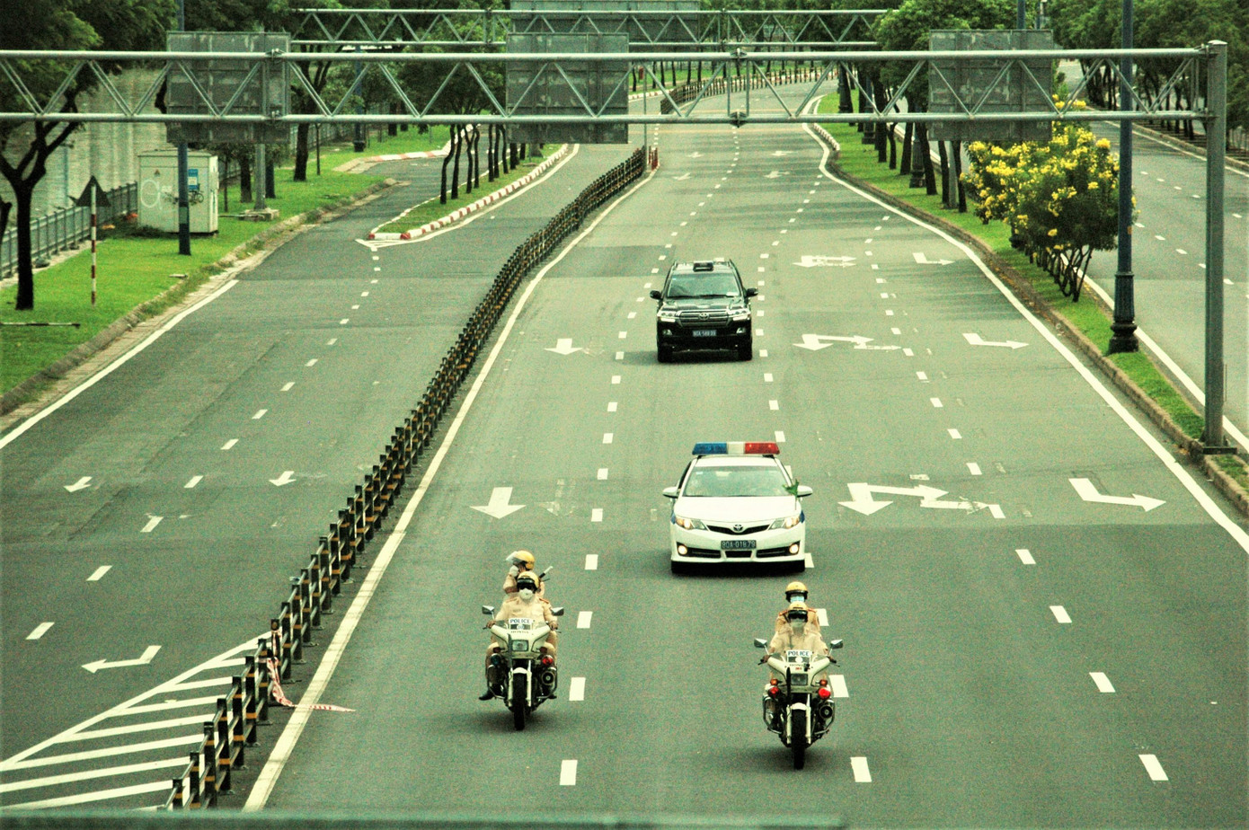 Một đoàn xe công vụ trên đại lộ Võ Văn Kiệt - Ảnh: Trần Nguyên Anh Một đoàn xe công vụ trên đại lộ Võ Văn Kiệt - Ảnh: Trần Nguyên Anh