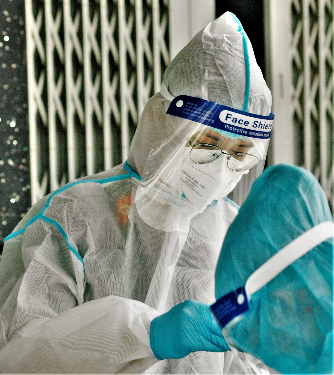 Ban ngày các bác sĩ quân y đi xét nghiệm, khoanh vùng F0. Buổi tối, họ trực tổng đài hướng dẫn các F0 tự chữa bệnh ở nhà và hỗ trợ Trạm y tế phường 8 để điều trị các bệnh nhân tại nhà. Đại diện Trạm xá phường 8 nói: "Từ khi bộ đội về, mọi mặt về đời sống sức khỏe của người dân được cải thiện. Lực lượng y tế địa phương vốn quá tải, nay chúng tôi đã được bộ đội giúp đỡ hỗ trợ rất nhiều". Ban ngày các bác sĩ quân y đi xét nghiệm, khoanh vùng F0. Buổi tối, họ trực tổng đài hướng dẫn các F0 tự chữa bệnh ở nhà và hỗ trợ Trạm y tế phường 8 để điều trị các bệnh nhân tại nhà. Đại diện Trạm xá phường 8 nói: "Từ khi bộ đội về, mọi mặt về đời sống sức khỏe của người dân được cải thiện. Lực lượng y tế địa phương vốn quá tải, nay chúng tôi đã được bộ đội giúp đỡ hỗ trợ rất nhiều".