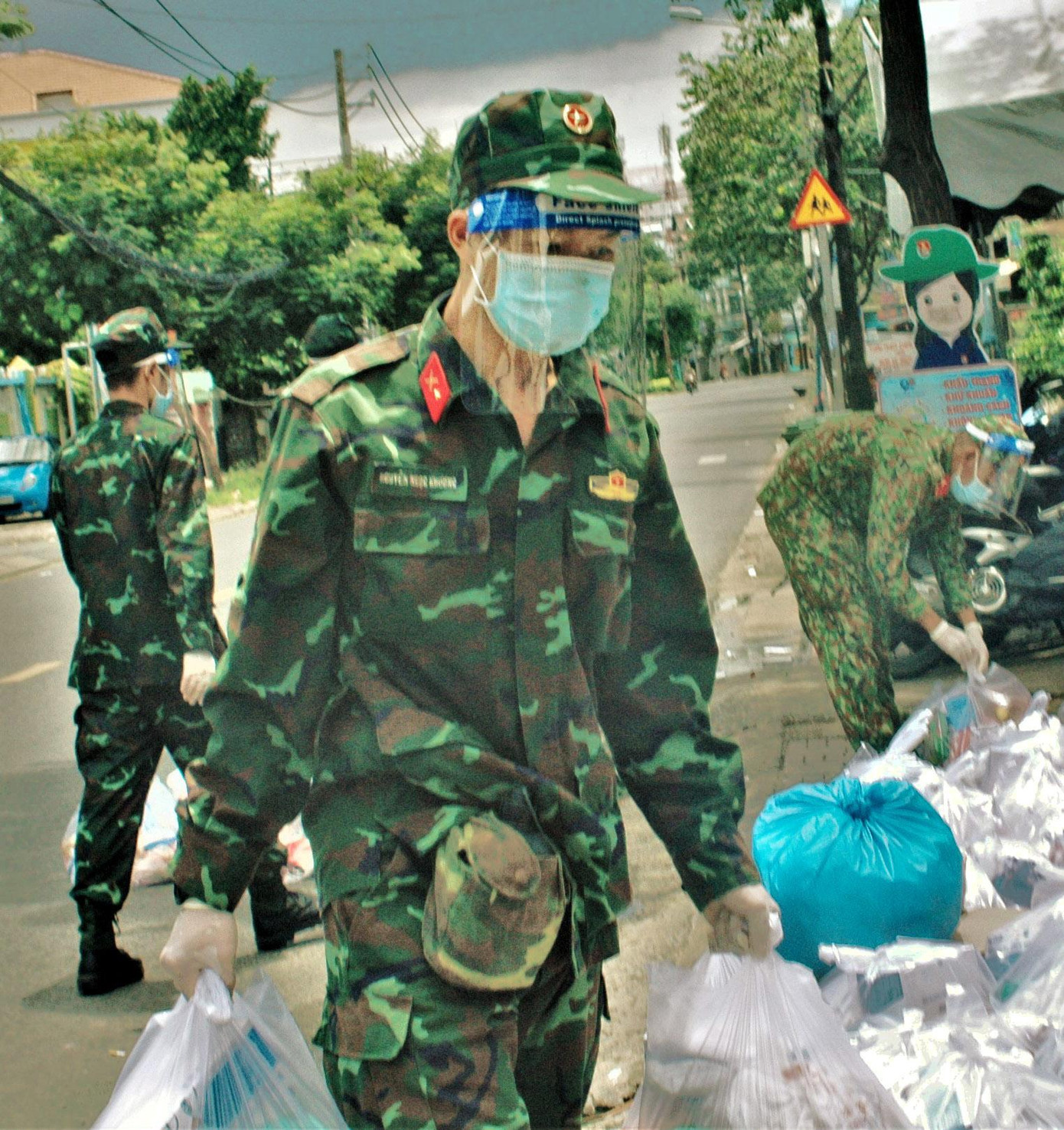Các chiến sĩ cho biết: "Chúng em thuộc sư đoàn 309, tới đây giúp người dân đẩy lùi dịch bệnh". Sư đoàn bộ binh 309 đã cử 1.000 cán bộ chiến sĩ đến TPHCM cùng người dân và chính quyền chống đại dịch COVID-19. Các chiến sĩ cho biết: "Chúng em thuộc sư đoàn 309, tới đây giúp người dân đẩy lùi dịch bệnh". Sư đoàn bộ binh 309 đã cử 1.000 cán bộ chiến sĩ đến TPHCM cùng người dân và chính quyền chống đại dịch COVID-19.