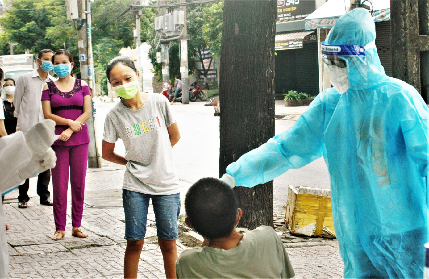 Lượng F0 trong cộng đồng tại phường này còn khá nhiều. Có những buổi xét nghiệm phát hiện gần 30 người là F0. Tuy vậy, nhờ sàng lọc phát hiện điều trị sớm nên các ca nặng trong cộng đồng đã giảm hẳn. Lượng F0 trong cộng đồng tại phường này còn khá nhiều. Có những buổi xét nghiệm phát hiện gần 30 người là F0. Tuy vậy, nhờ sàng lọc phát hiện điều trị sớm nên các ca nặng trong cộng đồng đã giảm hẳn.