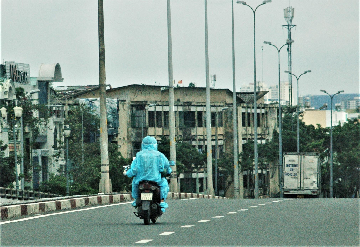 Lực lượng tuyến đầu vẫn âm thầm làm việc thực hiện chiến dịch lấy mẫu tầm soát F0 trong thời gian giãn cách tăng cường - Ảnh Trần Nguyên Anh Lực lượng tuyến đầu vẫn âm thầm làm việc thực hiện chiến dịch lấy mẫu tầm soát F0 trong thời gian giãn cách tăng cường - Ảnh Trần Nguyên Anh