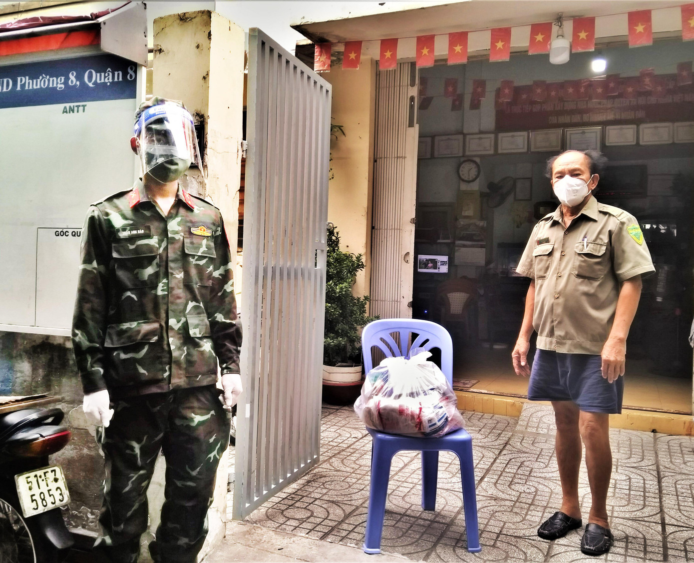 Các phần quà an sinh đã được bộ đội phát tận tay tới người dân và lực lượng tuyến đầu của địa phương Các phần quà an sinh đã được bộ đội phát tận tay tới người dân và lực lượng tuyến đầu của địa phương