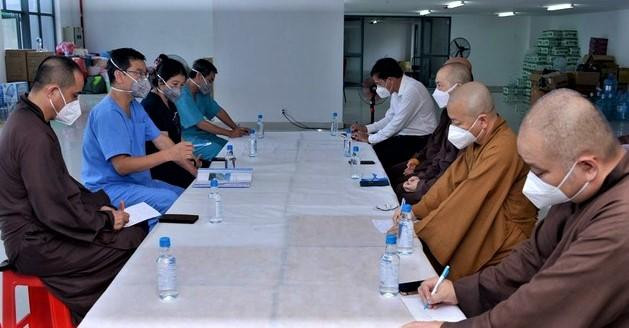 Giáo hội Phật giáo TPHCM làm việc với Bệnh viện dã chiến số 10 về việc thu dung F0 là Tăng, Ni (Ảnh: Bảo Toàn) Giáo hội Phật giáo TPHCM làm việc với Bệnh viện dã chiến số 10 về việc thu dung F0 là Tăng, Ni (Ảnh: Bảo Toàn)