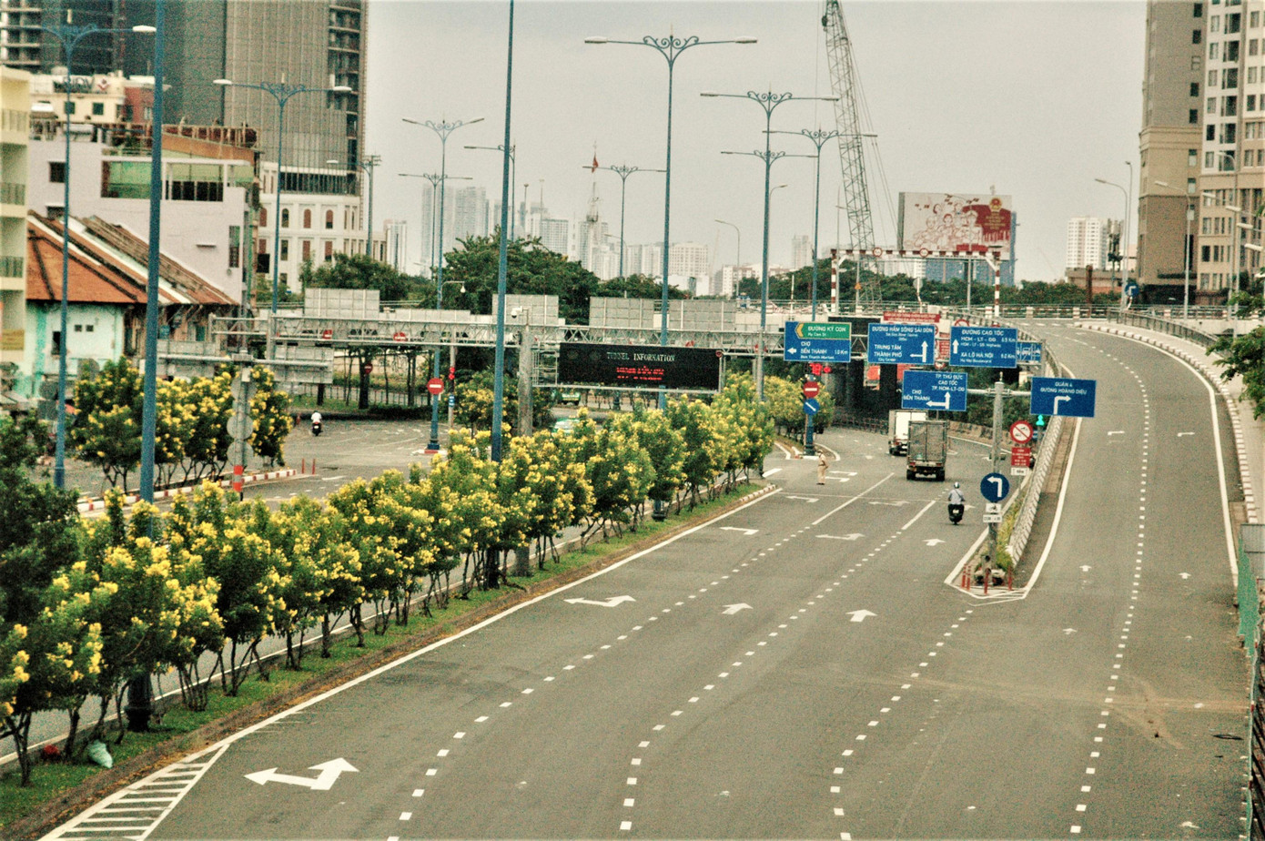 Lác đác vài chiếc xe đi vào hầm chui Thủ Thiêm - Ảnh: Trần Nguyên Anh Lác đác vài chiếc xe đi vào hầm chui Thủ Thiêm - Ảnh: Trần Nguyên Anh
