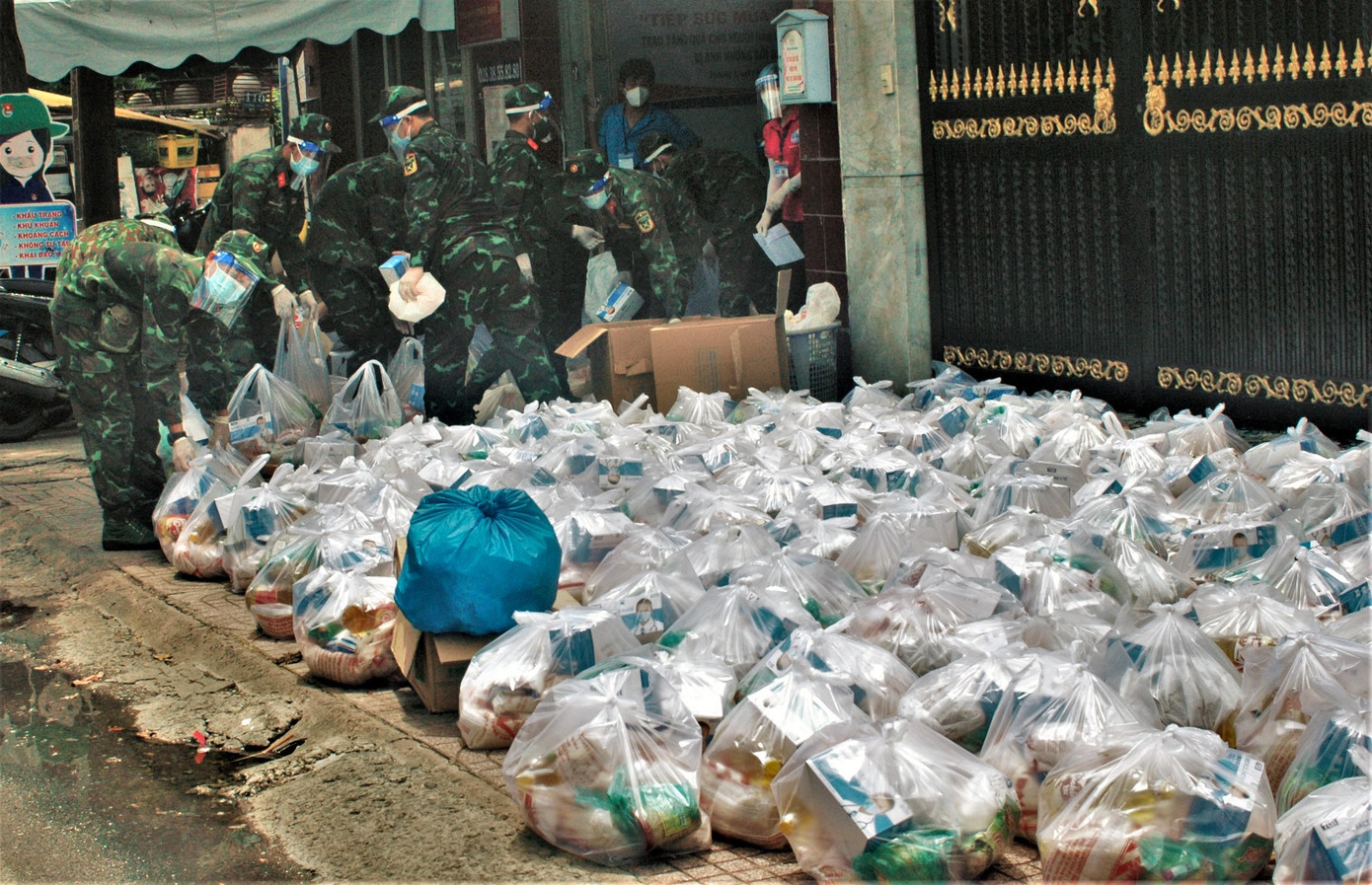 Nhiều túi quà an sinh được bộ đội đem đi phát cho dân Nhiều túi quà an sinh được bộ đội đem đi phát cho dân