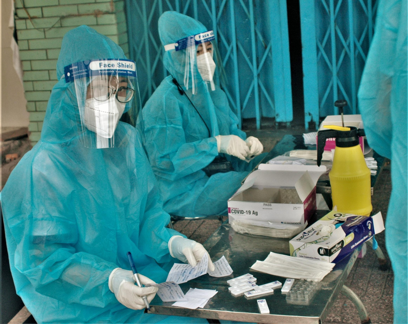 Các sinh viên trường Y khoa Thái Bình đã có mặt tại phường 8, quận 8 để giúp đỡ y tế phường suốt một tháng qua. Giờ đây, họ tham gia vào 2 trạm y tế lưu động của quân y, tiếp tục giúp người dân địa phương trong cuộc chiến chống COVID-19. Người dân phường 8 cho biết họ rất yêu quý và cảm ơn bộ đội và các sinh viên Trường Đại học y Thái Bình ngày đêm sát cánh chống đại dịch thế kỷ. Các sinh viên trường Y khoa Thái Bình đã có mặt tại phường 8, quận 8 để giúp đỡ y tế phường suốt một tháng qua. Giờ đây, họ tham gia vào 2 trạm y tế lưu động của quân y, tiếp tục giúp người dân địa phương trong cuộc chiến chống COVID-19. Người dân phường 8 cho biết họ rất yêu quý và cảm ơn bộ đội và các sinh viên Trường Đại học y Thái Bình ngày đêm sát cánh chống đại dịch thế kỷ.