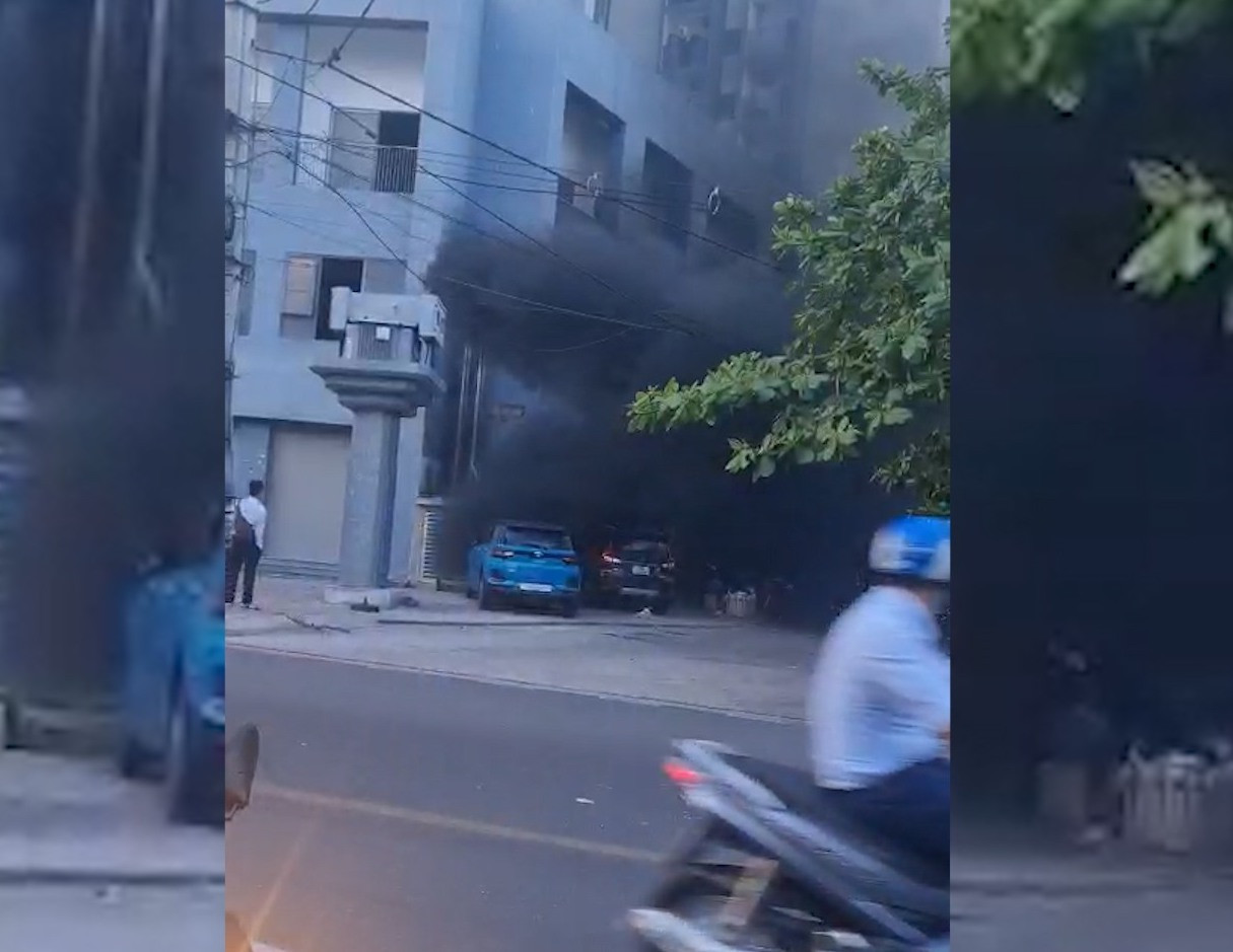 Khói bốc lên nghi ngút tại khu vực cháy máy phát điện chung cư P.H. Ảnh chụp lại clip.