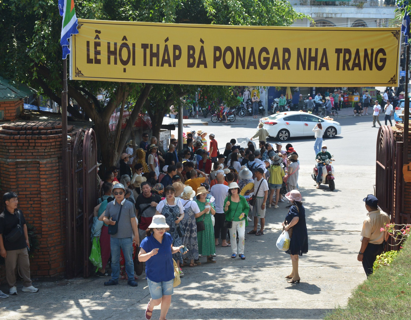 Hàng nghìn người dân và du khách đổ về dâng hương tại Tháp Bà Ponagar.