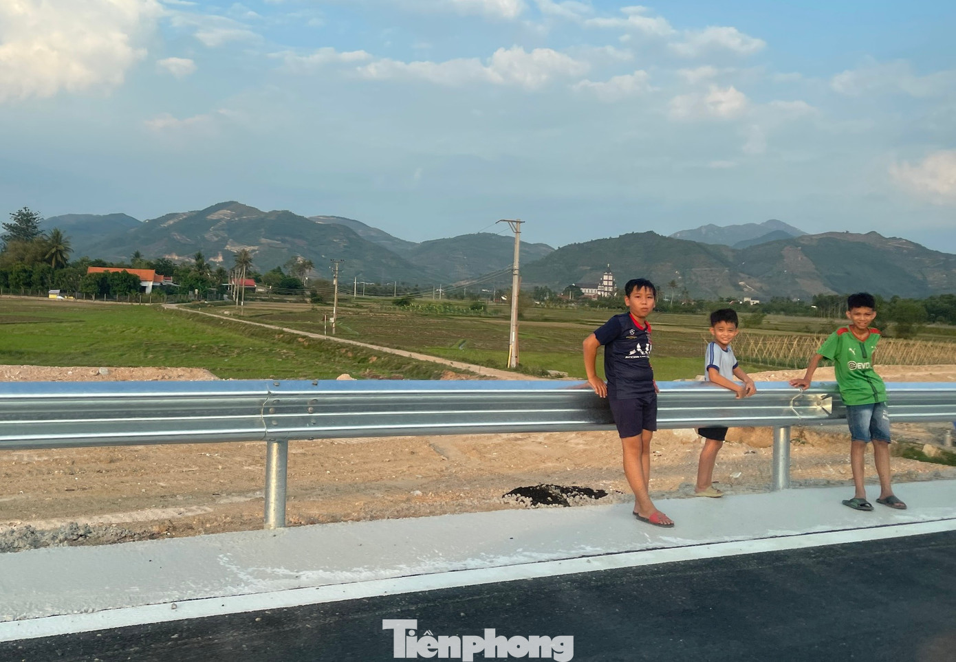 Trẻ em chơi đùa bên cao tốc rất nguy hiểm. Ảnh: L.H.