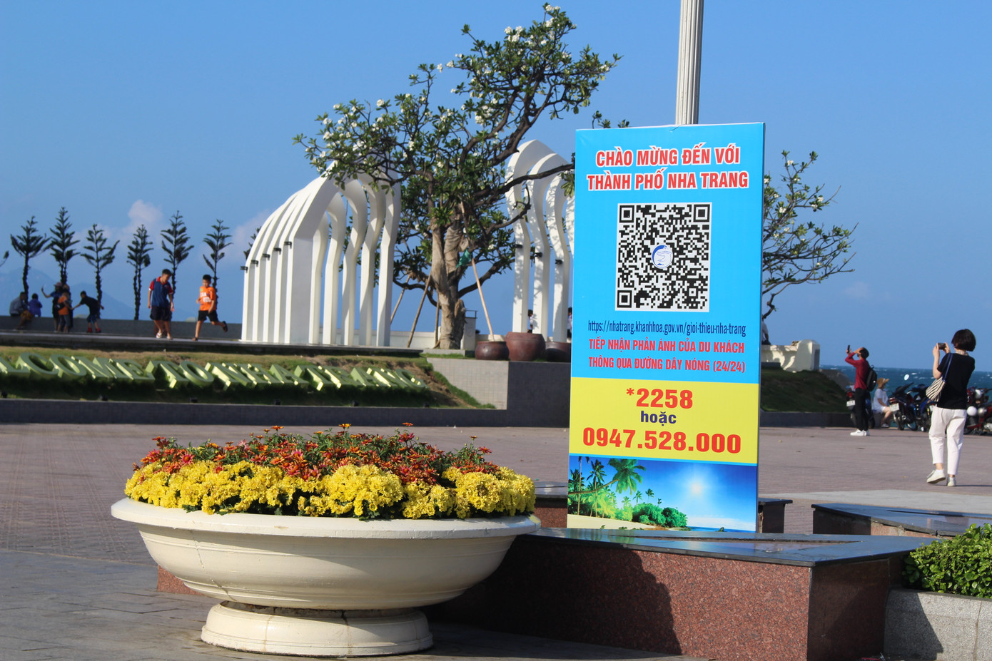 Mã QR về các thông tin du lịch Khánh Hòa và số điện thoại đường dây nóng tiếp nhận các phản ánh của khách du lịch dọc các tuyến đường chính Nha Trang. Ảnh: Khánh Nguyên.