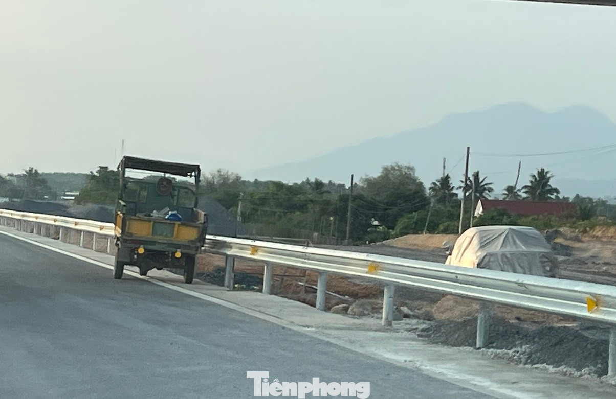 Nhiều phương tiện giao thông đỗ không đúng quy định trên cao tốc. Ảnh: L.H.