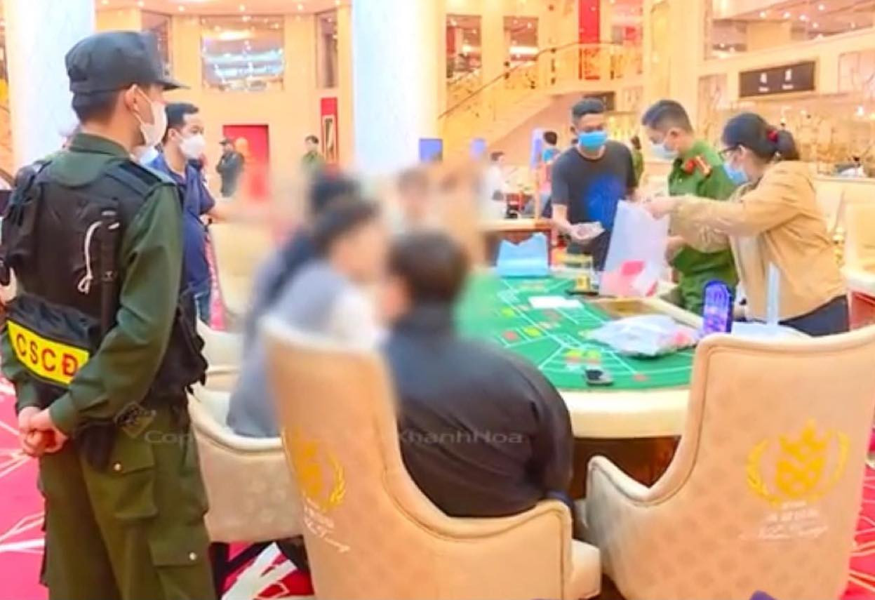 Công an kiểm tra tụ điểm đánh bạc tại khách sạn Sheraton Nha Trang. Ảnh CACC.