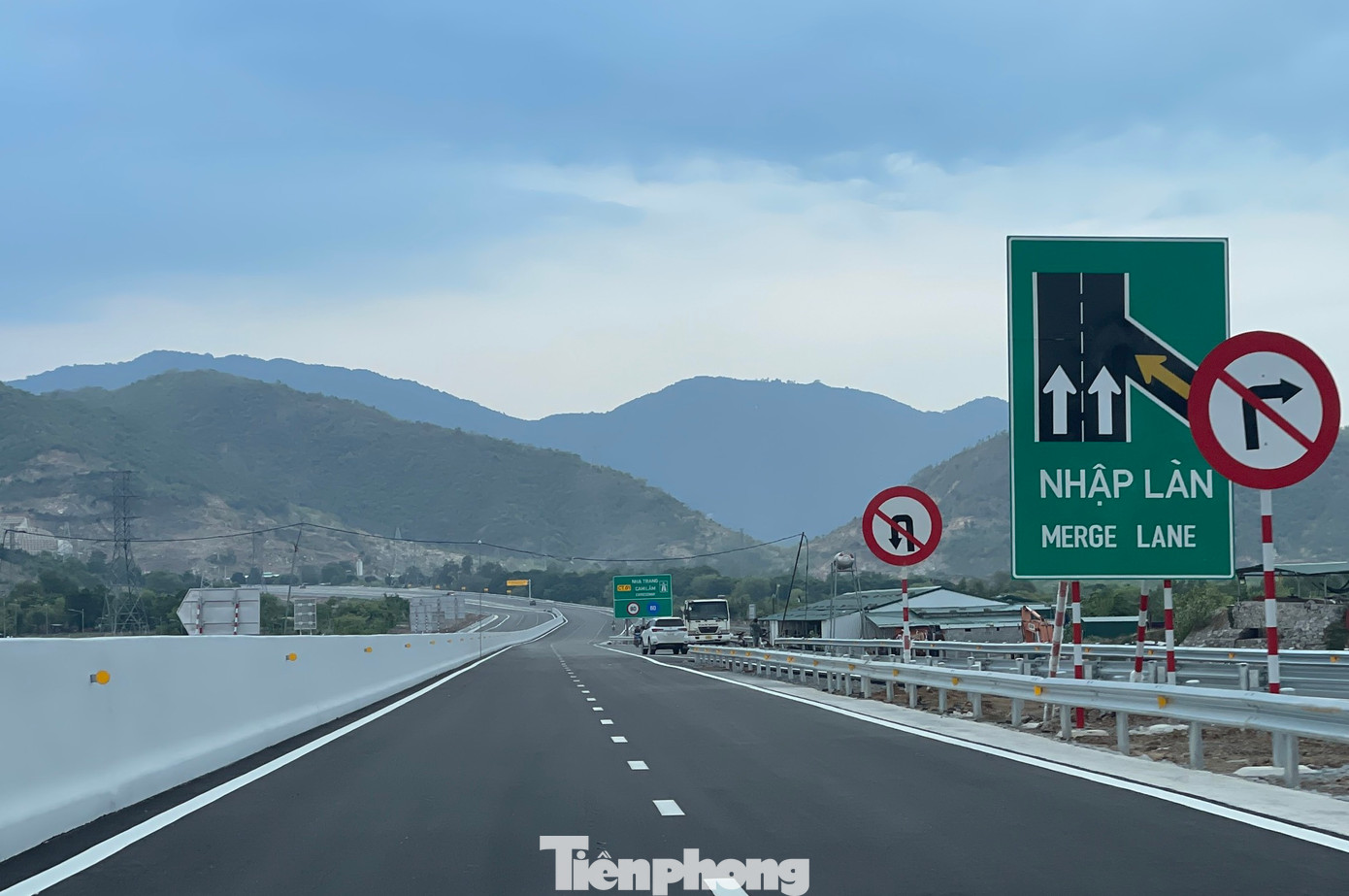 Nhiều hạng mục phụ trợ tuyến cao tốc sẽ được hoàn thiện trước tháng 9/2023. Ảnh: L.H.