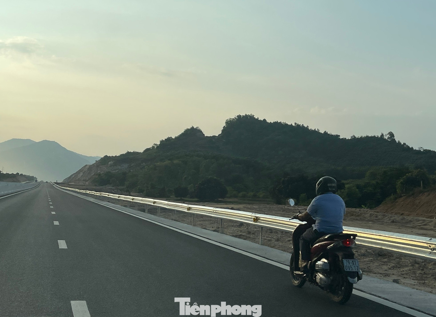 Nhiều người dân chạy xe máy ào ào trên cao tốc bất chấp nguy hiểm. Ảnh: L.H.