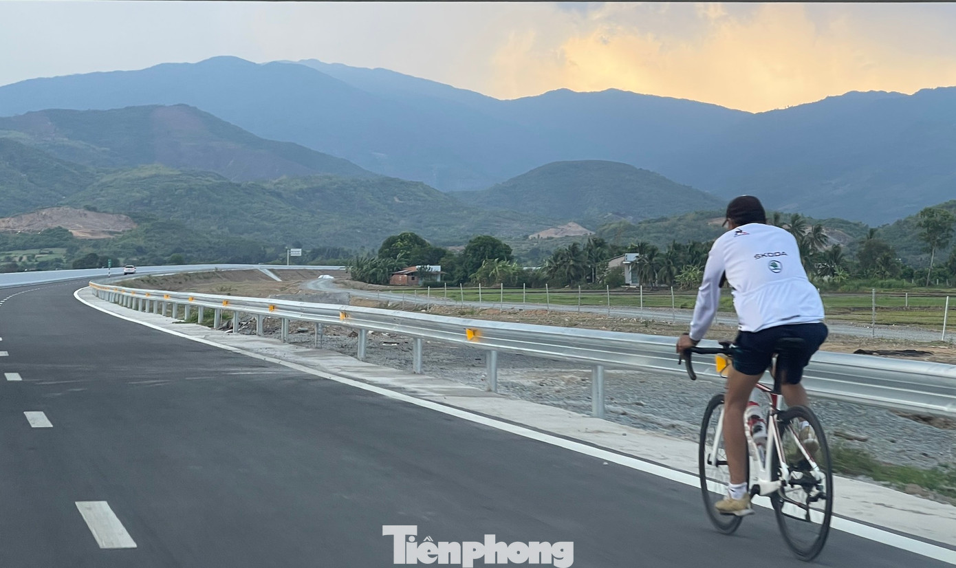 Nhiều người chạy cả xe đạp vào đường cao tốc tập thể dục. Ảnh: L.H.