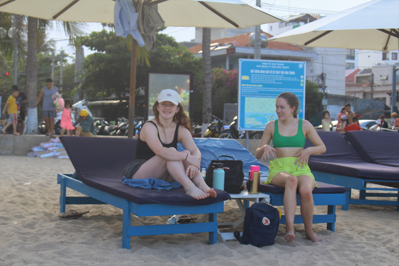 Du khách nước ngoài tận hưởng bầu không khí biển Nha Trang mát mẻ