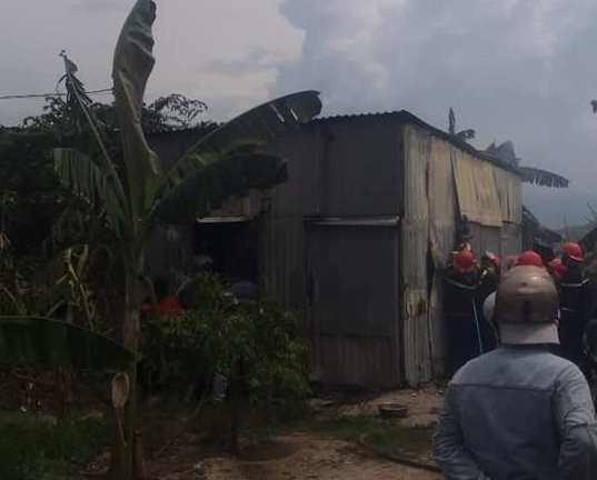 Lực lượng cảnh sát PCCC đến dập lửa vụ cháy. Ảnh: CTV.