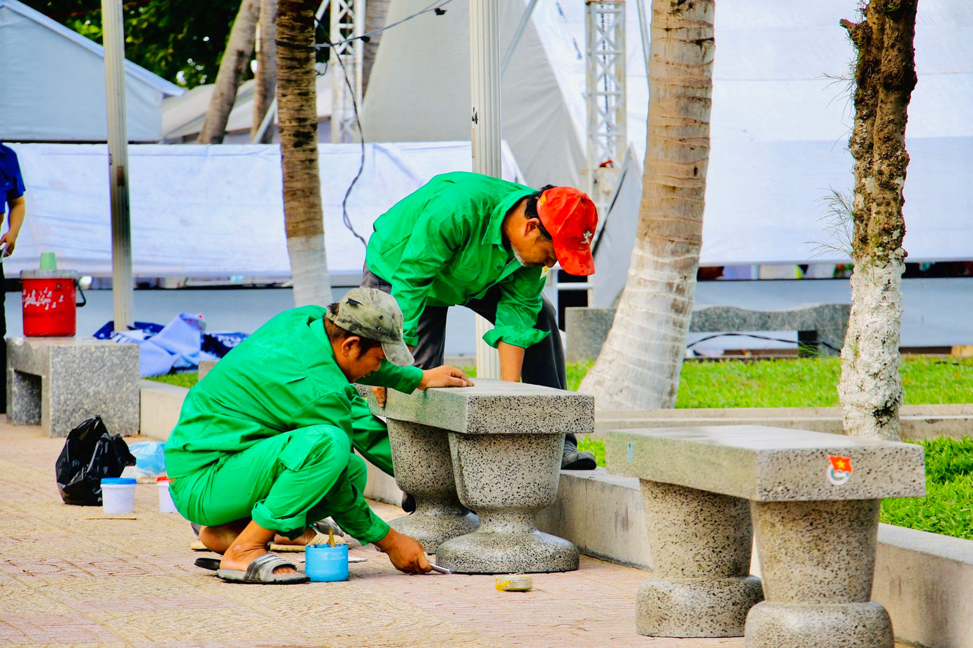Ghế đá từ rác thải nhựa góp ở phố biển Nha Trang góp phần bảo vệ môi trường. Ghế đá từ rác thải nhựa góp ở phố biển Nha Trang góp phần bảo vệ môi trường.