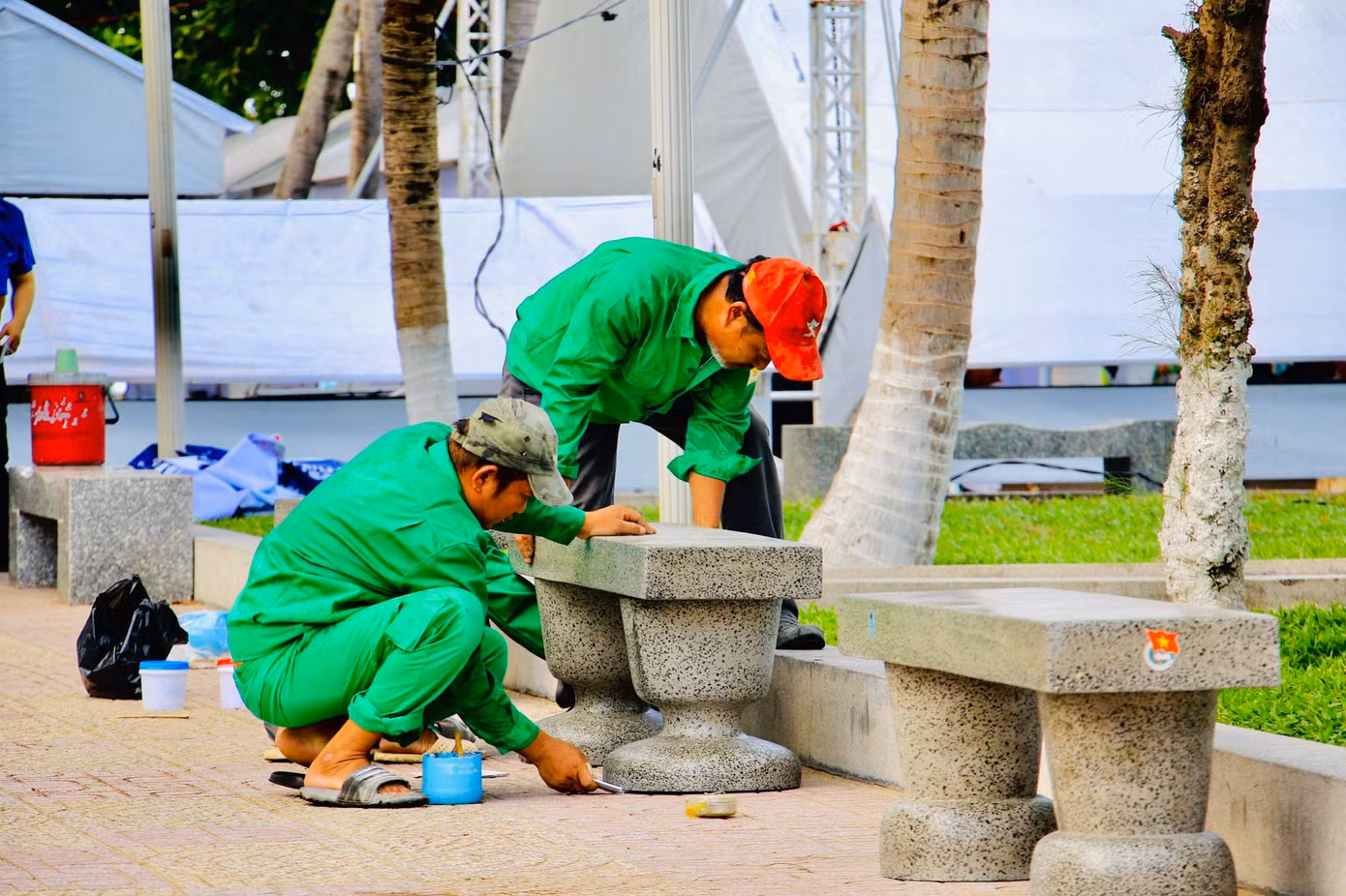 Ghế đá từ rác thải nhựa góp ở phố biển Nha Trang góp phần bảo vệ môi trường.
