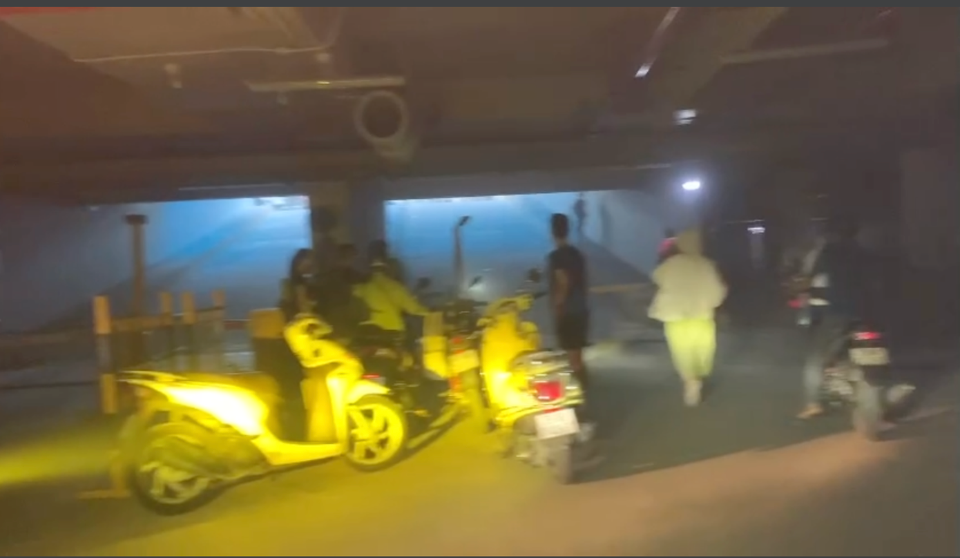 Cư dân chung cư P.H chạy tán loạn sau sự cố. Ảnh chụp lại clip.