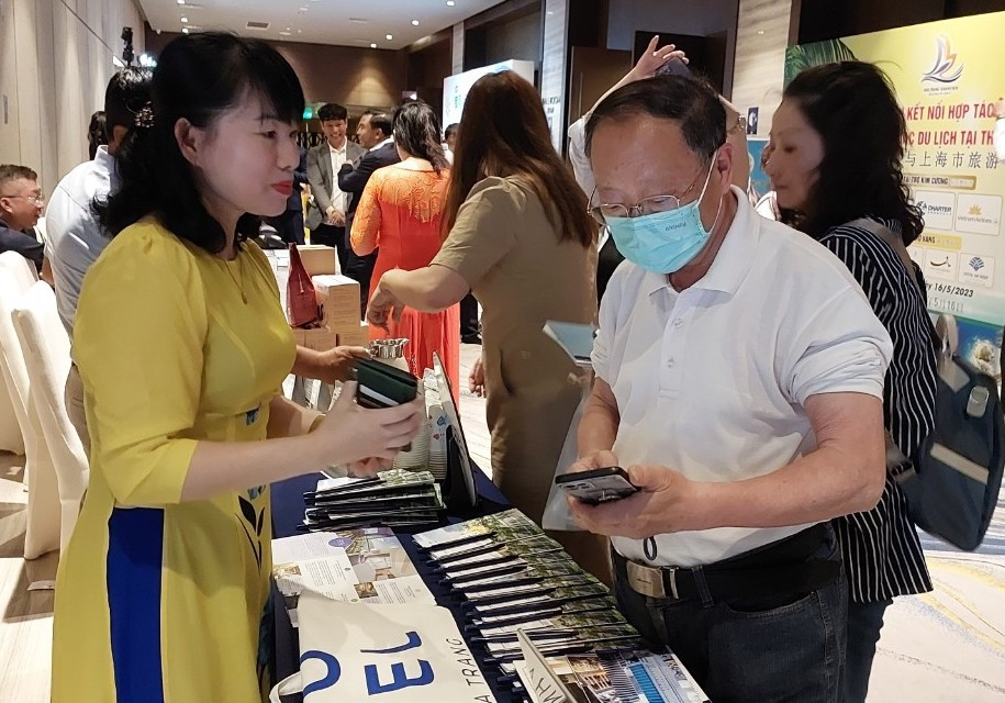 Doanh nghiệp Trung Quốc tìm hiểu sản phẩm du lịch Khánh Hòa tại chương trình. Ảnh: M.P.