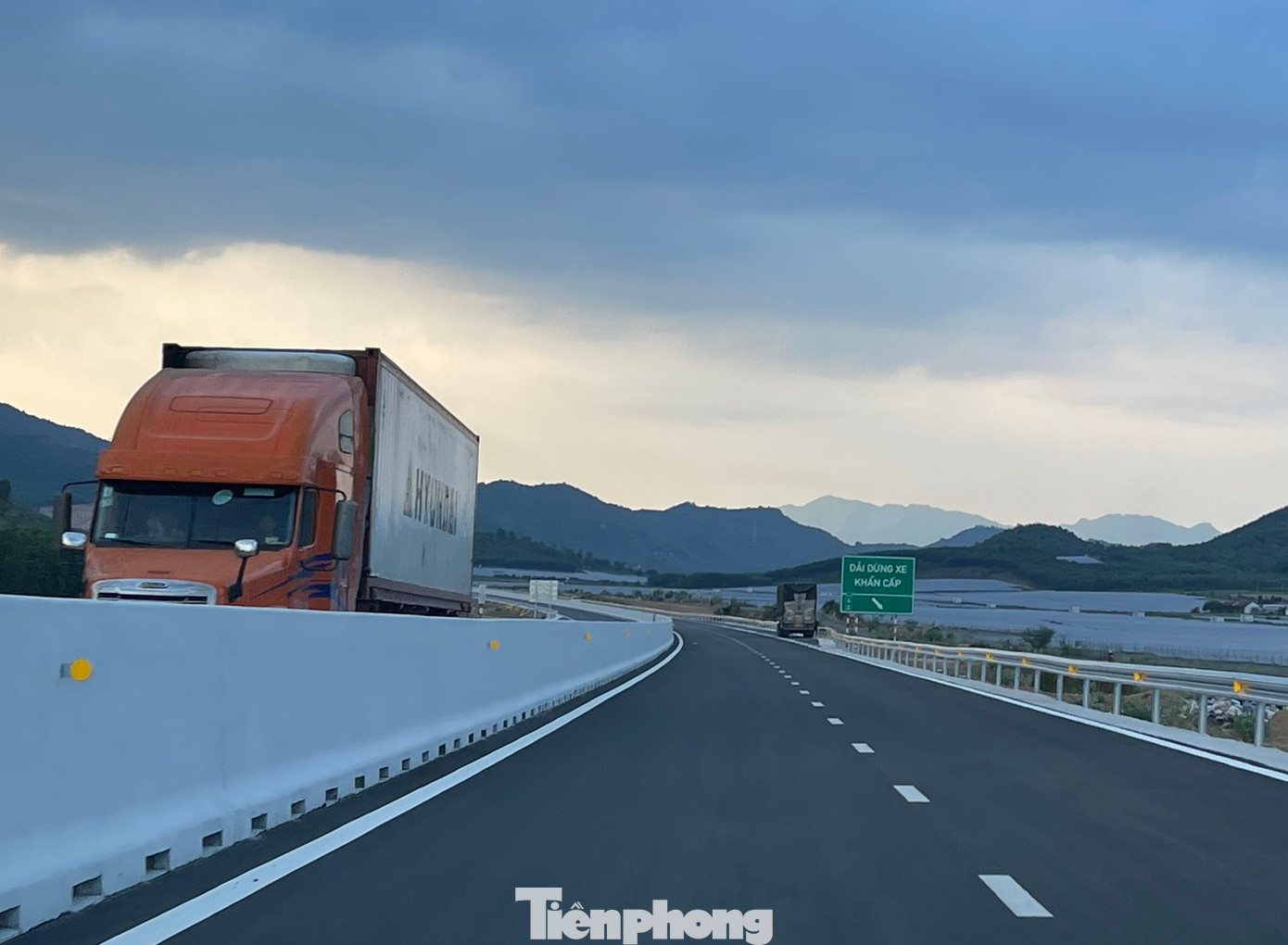 Vận tốc khai thác cao tốc Nha Trang - Cam Lâm chỉ có 80km/h. (Ảnh: L.H) Vận tốc khai thác cao tốc Nha Trang - Cam Lâm chỉ có 80km/h. (Ảnh: L.H)