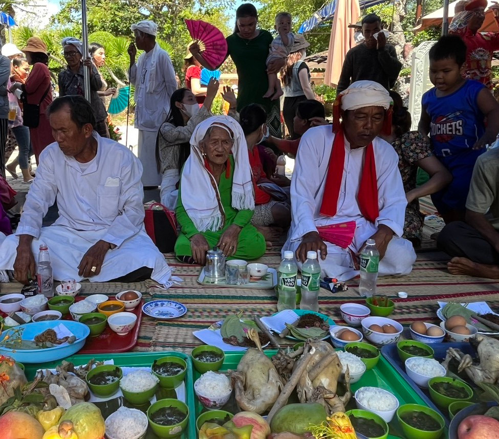 Lễ vật của đồng bào Chăm tỉnh Ninh Thuận dâng cúng Y Thánh mẫu Ana.