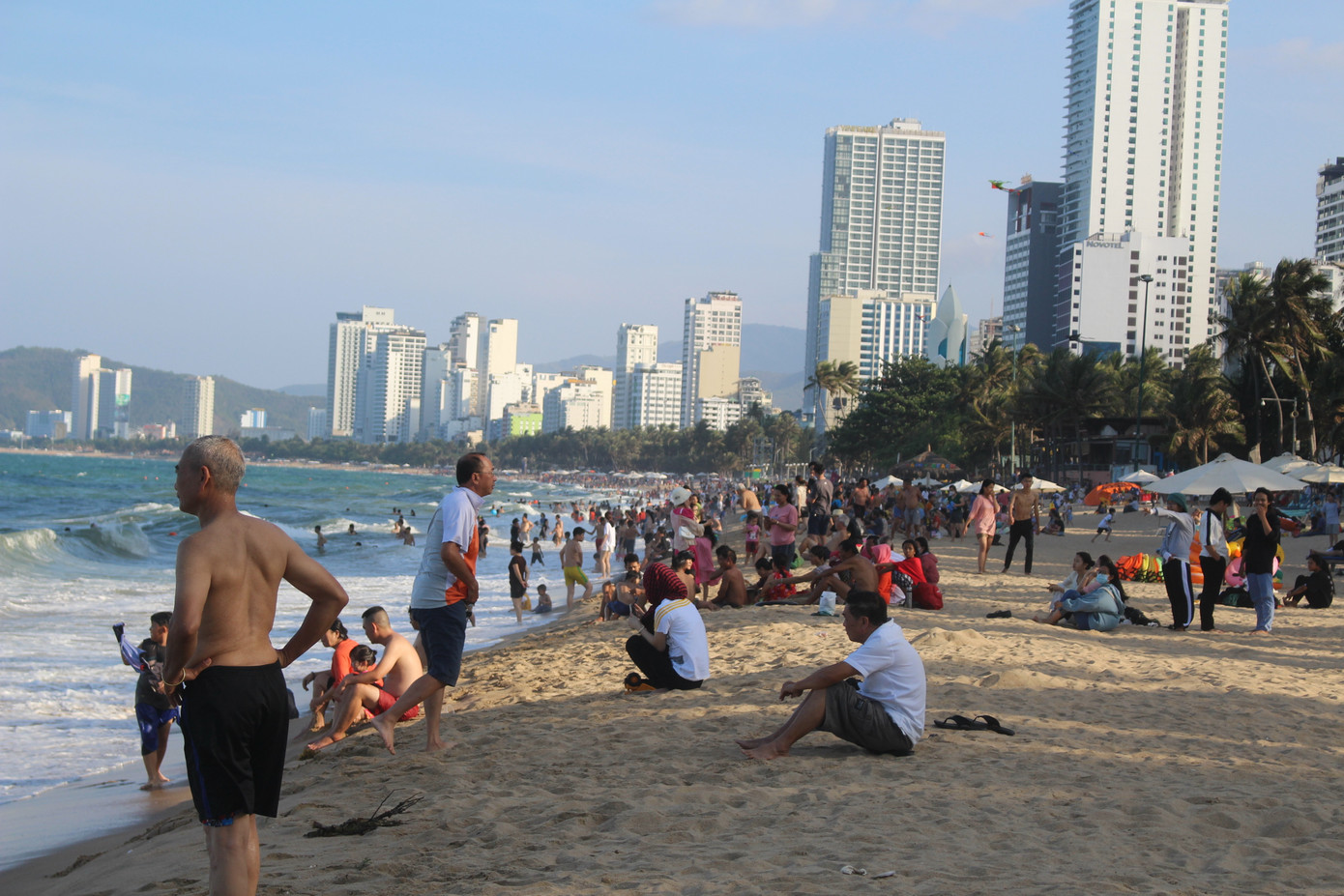 Hàng nghìn người dân và du khách đổ ra biển Nha Trang giải nhiệt. Ảnh: Khánh Nguyên.
