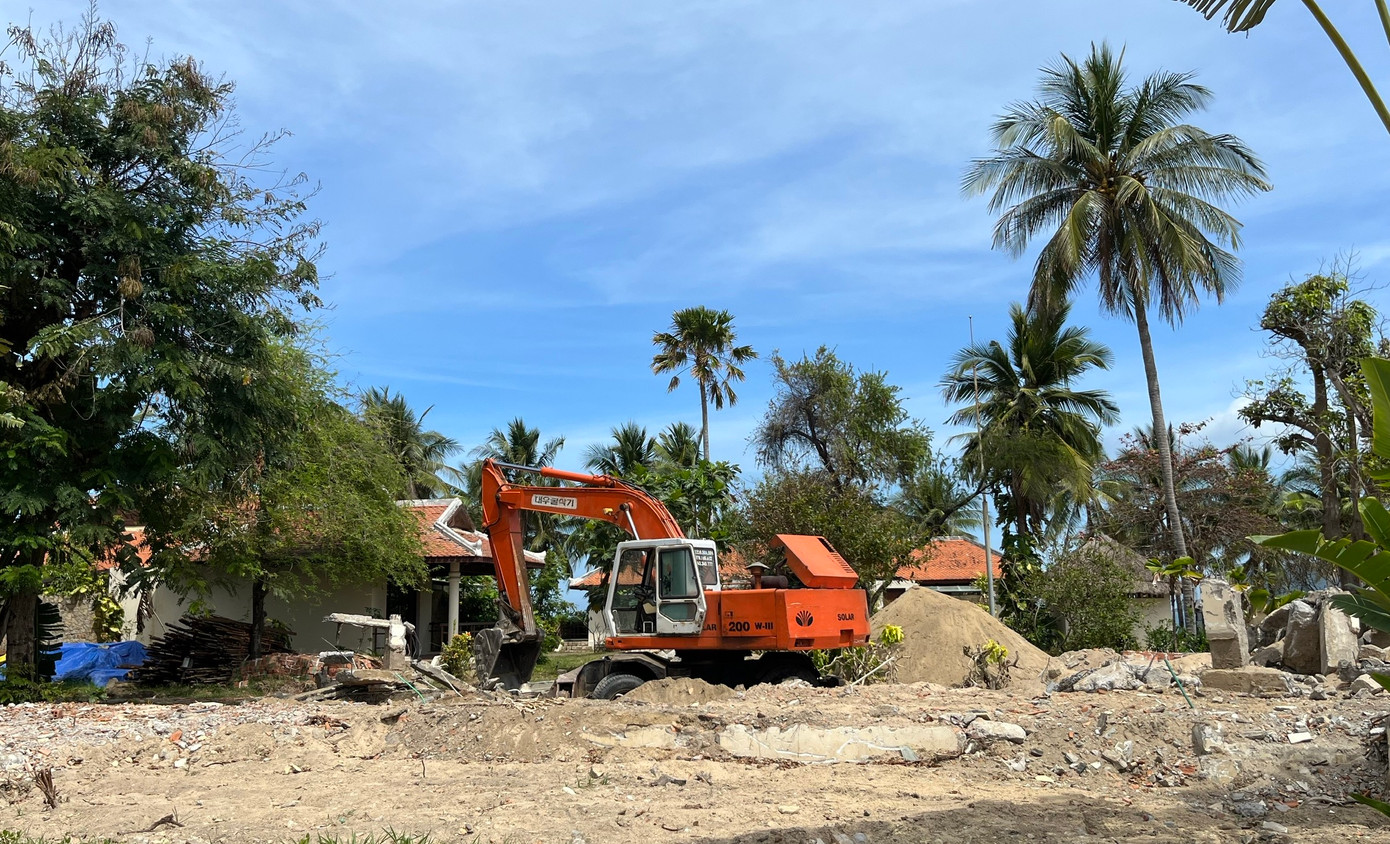 Chủ đầu tư khu Ana Mandara cho tháo dỡ một phần công trình phía đường Trần Phú. Ảnh: L.H