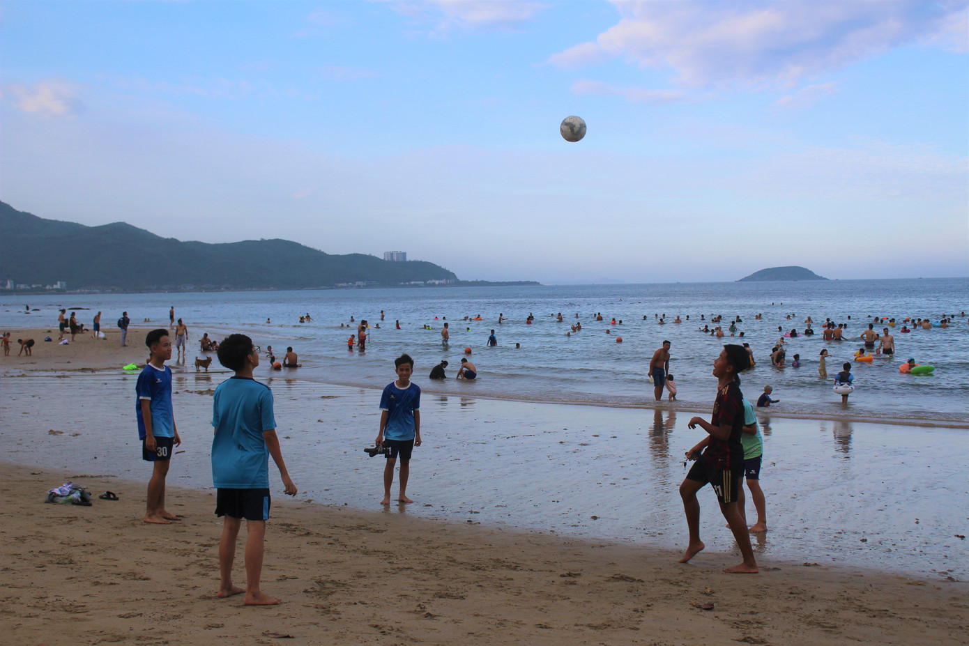 Các cháu nhỏ vui chơi các môn thể thao trên biển Nha Trang cùng bạn bè.