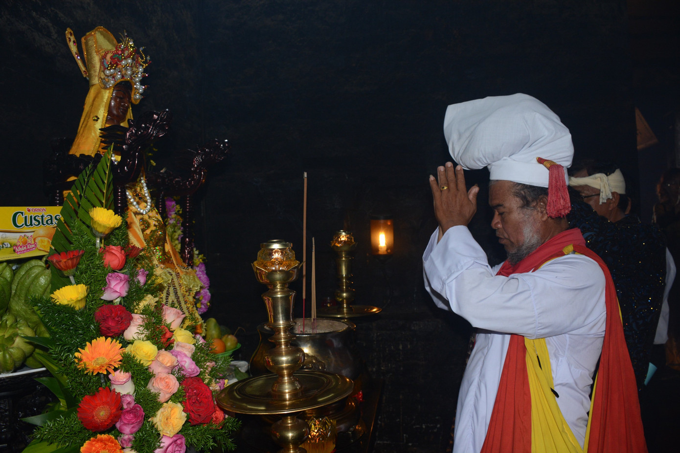 Một người dân đồng bào Chăm dâng hương tại đền chính của Tháp Bà Ponagar.