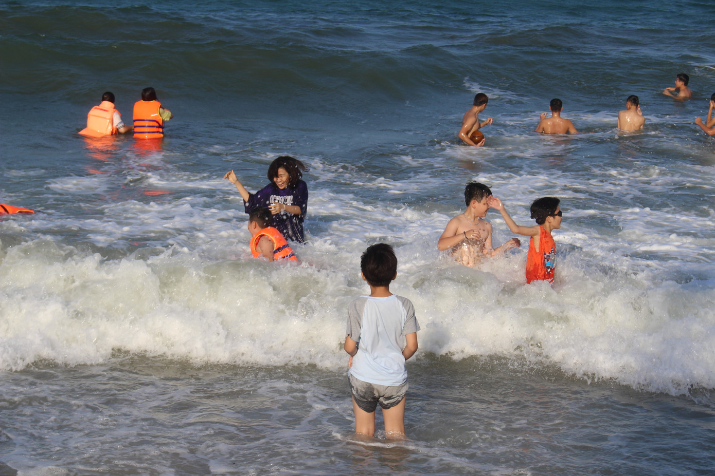 Trẻ em thích thú nhảy sóng, hòa mình vào làn nước biển Nha Trang. Ảnh: Khánh Nguyên.
