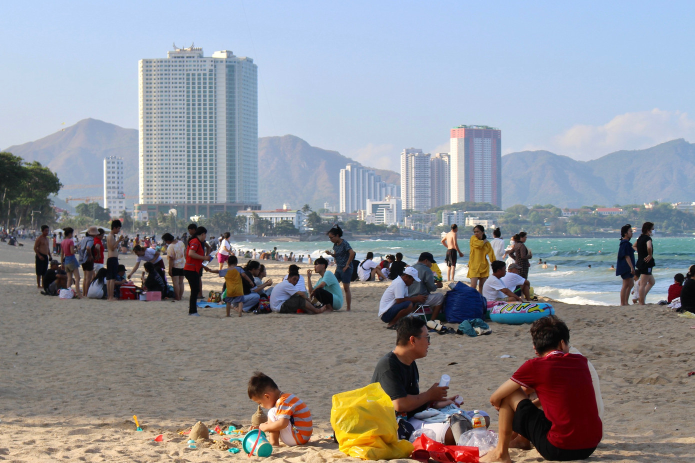 Ra biển vui chơi, tắm mát là cách "giải nhiệt" hiệu quả của người dân và du khách tại phố biển Nha Trang.