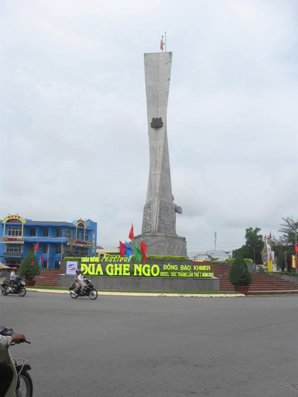 Cửa ngõ vào thành phố Sóc Trăng được trang hoàng đẹp hơn