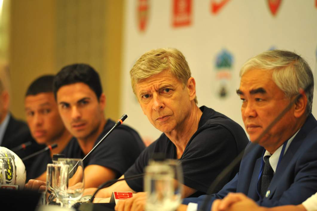 HLV Arsene Wenger (giữa) trong cuộc họp báo tại Hà Nội. Ảnh: Hoàng Anh HLV Arsene Wenger (giữa) trong cuộc họp báo tại Hà Nội