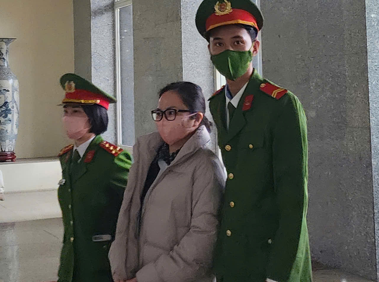 Sáng nay 26/12, sau gần 5 tháng tuyên bản án sơ thẩm, TAND Cấp cao tại Hà Nội mở phiên phúc thẩm xét kháng cáo của cựu chủ tịch FLC Trịnh Văn Quyết và 25 đồng phạm. Sáng nay 26/12, sau gần 5 tháng tuyên bản án sơ thẩm, TAND Cấp cao tại Hà Nội mở phiên phúc thẩm xét kháng cáo của cựu chủ tịch FLC Trịnh Văn Quyết và 25 đồng phạm.