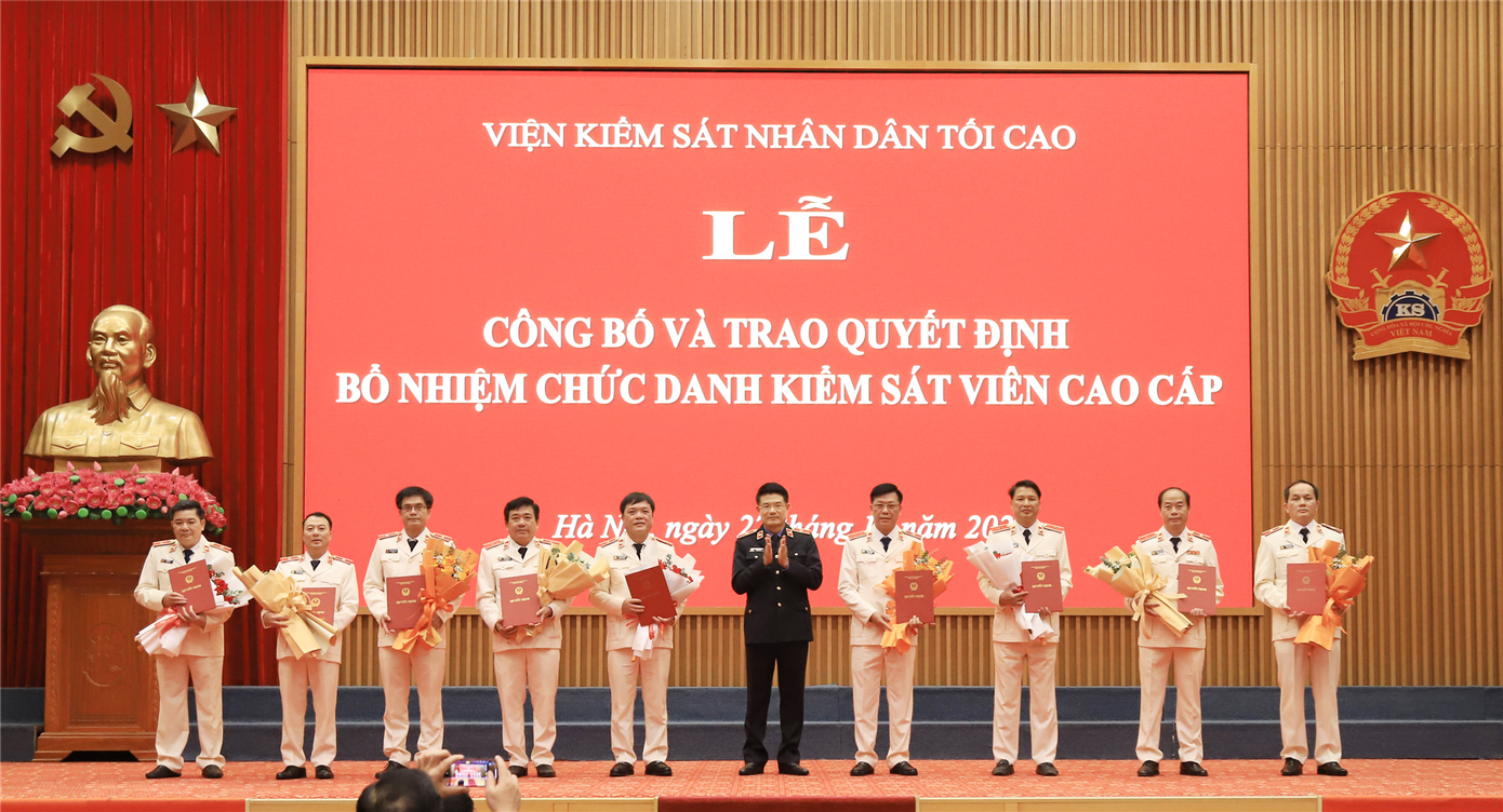 Ông Nguyễn Huy Tiến, Viện trưởng Viện KSND Tối cao trao quyết định và tặng hoa chúc mừng 9 cán bộ được bổ nhiệm chức danh Kiểm sát viên cao cấp Ông Nguyễn Huy Tiến, Viện trưởng Viện KSND Tối cao trao quyết định và tặng hoa chúc mừng 9 cán bộ được bổ nhiệm chức danh Kiểm sát viên cao cấp