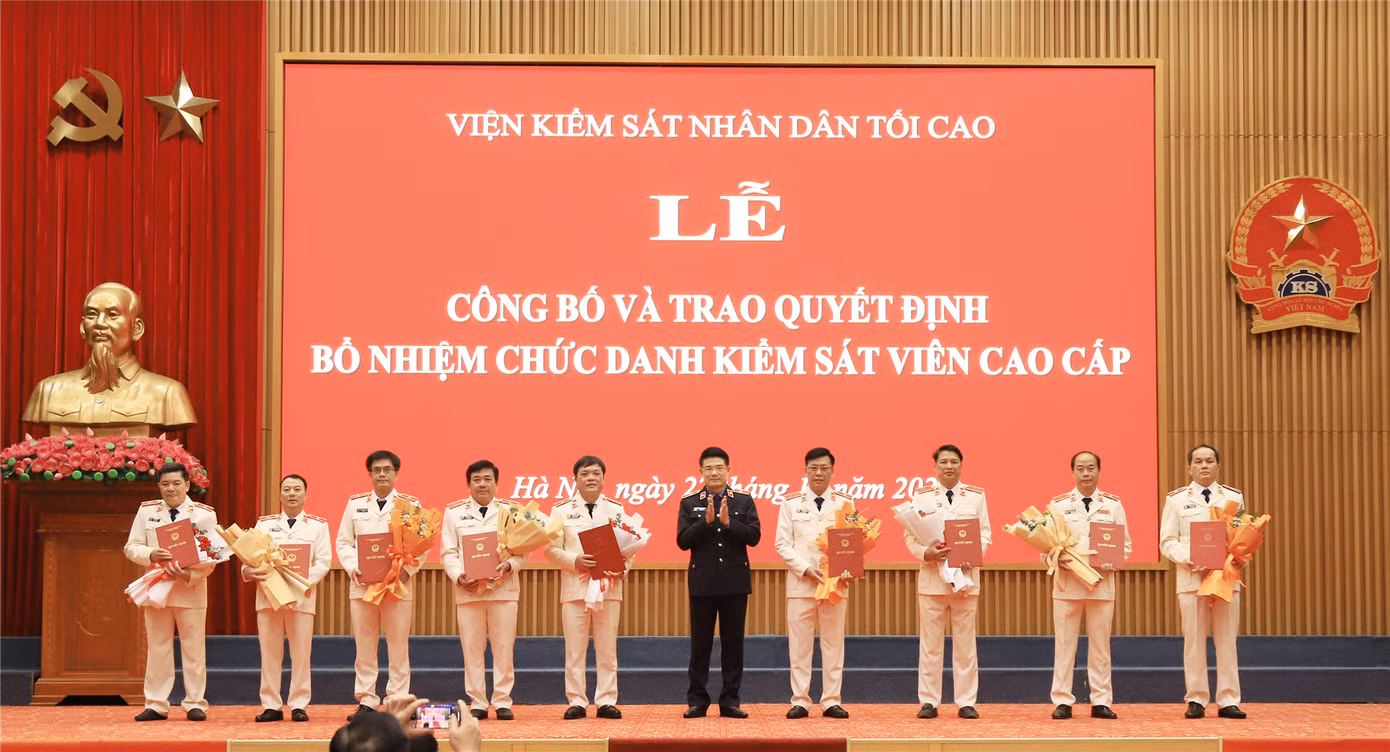 Ông Nguyễn Huy Tiến, Viện trưởng Viện KSND Tối cao trao quyết định và tặng hoa chúc mừng 9 cán bộ được bổ nhiệm chức danh Kiểm sát viên cao cấp