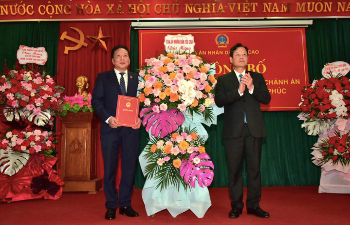 Ông Nguyễn Văn Tiến, Ủy viên Ban cán sự đảng, Phó Chánh án TANDTC tặng hoa và trao quyết định bổ nhiệm Chánh án TAND tỉnh Vĩnh Phúc cho ông Lưu Tuấn Dũng.