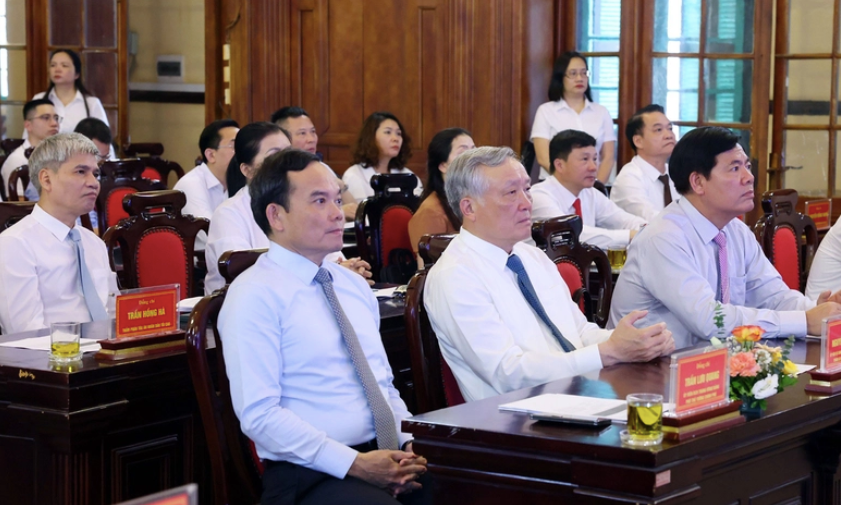 Phó Thủ tướng Trần Lưu Quang cùng Ủy viên Bộ Chính trị, Chánh án TAND Tối cao Nguyễn Hòa Bình dự buổi lễ. Phó Thủ tướng Trần Lưu Quang cùng Ủy viên Bộ Chính trị, Chánh án TAND Tối cao Nguyễn Hòa Bình dự buổi lễ.