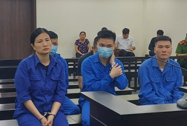 Nhóm bị cáo tại phiên tòa.