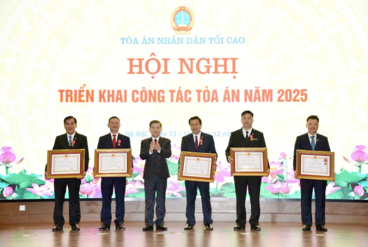 Các cá nhân, tập thể ngành tòa án nhận Huân chương Lao động.