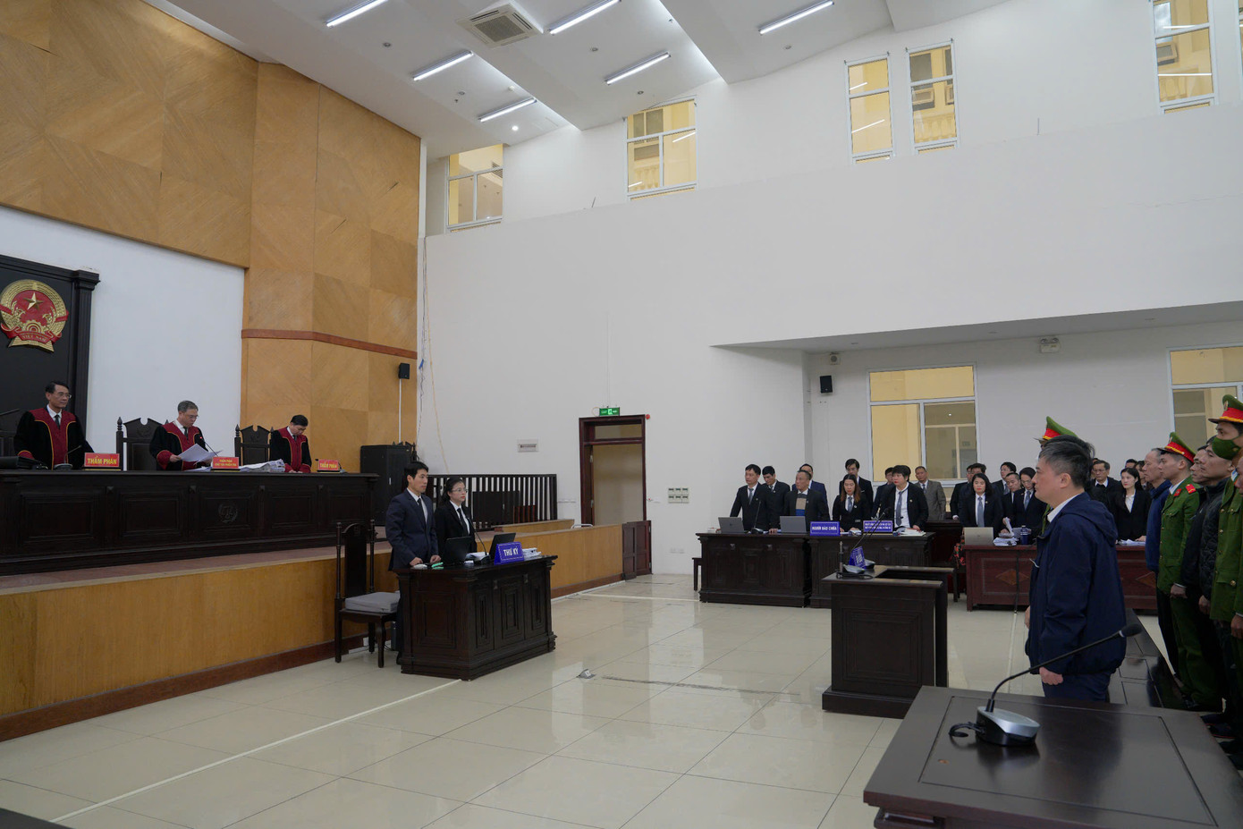 Ngoài án tù 21 năm cho ông Trịnh Văn Quyết, cấp sơ thẩm cũng tuyên buộc 3 anh em ông Quyết liên đới bồi thường cho các nhà đầu tư hơn 1.785 tỷ đồng do Lừa đảo chiếm đoạt tài sản; nộp sung công quỹ Nhà nước hơn 684 tỷ đồng về hành vi Thao túng thị trường chứng khoán, tổng 2.470 tỷ đồng. Ông Quyết tại tòa đã xin thay các em bồi thường toàn bộ. Ông Quyết và em gái út, bị cáo Trịnh Thị Minh Huế, còn phải nộp 1,6 tỷ đồng án phí. Tòa ghi nhận tổng số tiền các bị cáo và người nhà đã nộp là 264 tỷ đồng. Anh em ông Quyết còn "nợ" nghĩa vụ dân sự khoảng 2.205 tỷ đồng. Ngoài án tù 21 năm cho ông Trịnh Văn Quyết, cấp sơ thẩm cũng tuyên buộc 3 anh em ông Quyết liên đới bồi thường cho các nhà đầu tư hơn 1.785 tỷ đồng do Lừa đảo chiếm đoạt tài sản; nộp sung công quỹ Nhà nước hơn 684 tỷ đồng về hành vi Thao túng thị trường chứng khoán, tổng 2.470 tỷ đồng. Ông Quyết tại tòa đã xin thay các em bồi thường toàn bộ. Ông Quyết và em gái út, bị cáo Trịnh Thị Minh Huế, còn phải nộp 1,6 tỷ đồng án phí. Tòa ghi nhận tổng số tiền các bị cáo và người nhà đã nộp là 264 tỷ đồng. Anh em ông Quyết còn "nợ" nghĩa vụ dân sự khoảng 2.205 tỷ đồng.