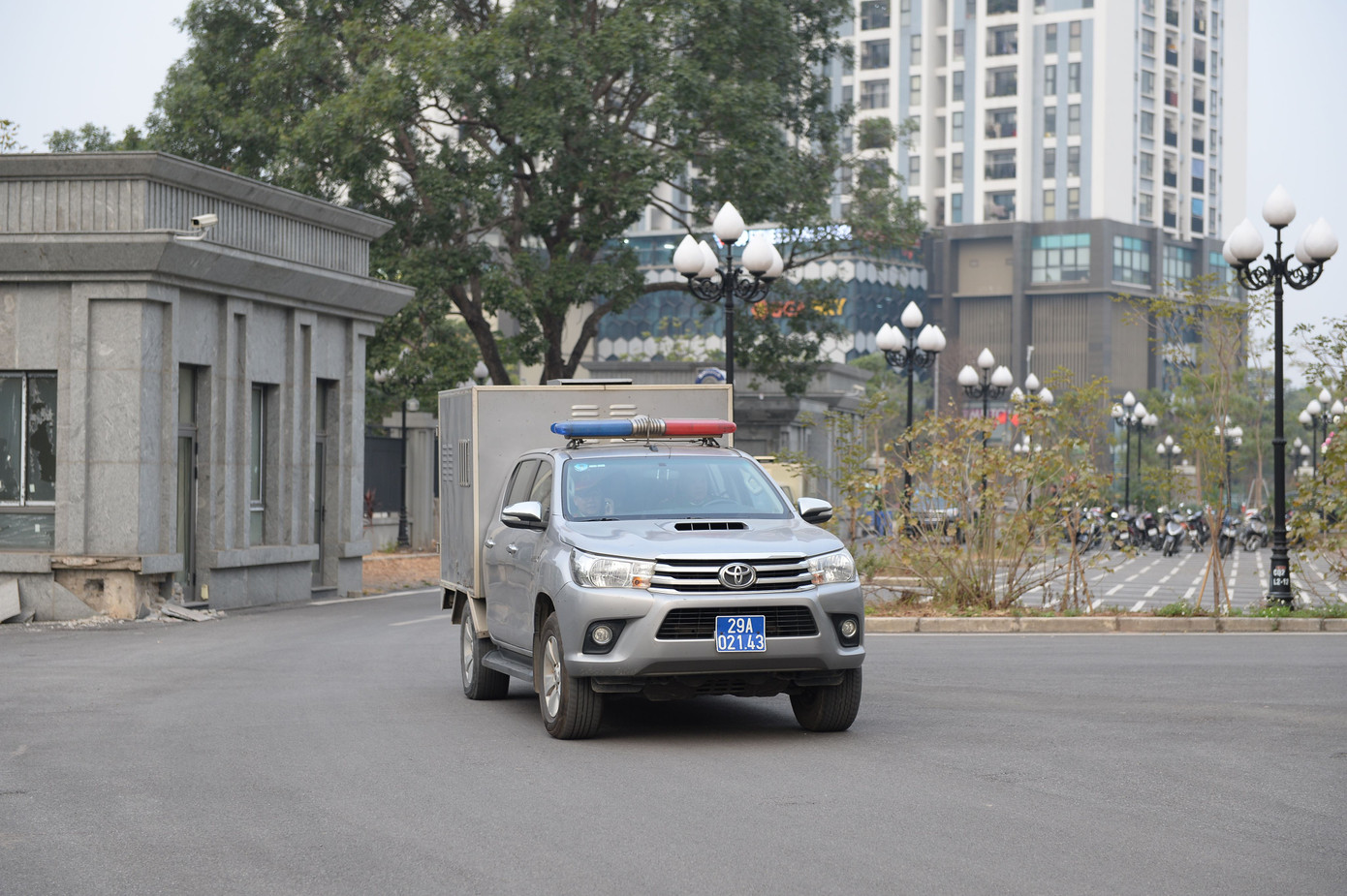 Xe đặc chủng dẫn giải các bị cáo. Xe đặc chủng dẫn giải các bị cáo.