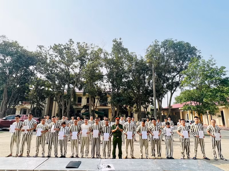 Lãnh đạo Công an tỉnh Vĩnh Phúc trao quyết định cho các phạm nhân. Lãnh đạo Công an tỉnh Vĩnh Phúc trao quyết định cho các phạm nhân.