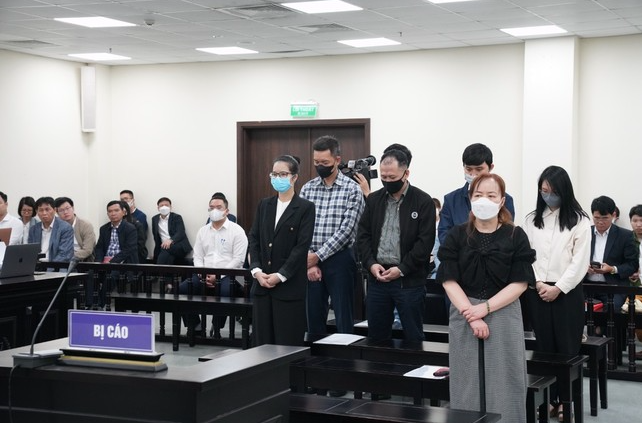 Bị cáo Nguyễn Thị Loan (khẩu trang trắng) cùng đồng phạm tại một phiên tòa.