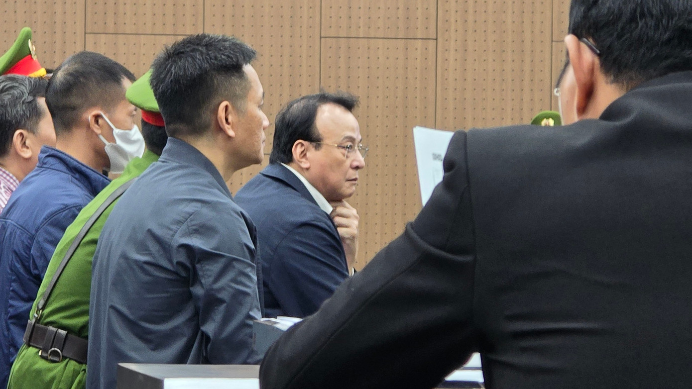 Bị cáo bên trong hội trường phòng xét xử.