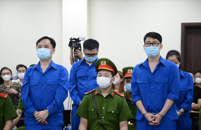 Bị cáo Đỗ Thành Nhân (trái) cùng đồng phạm.